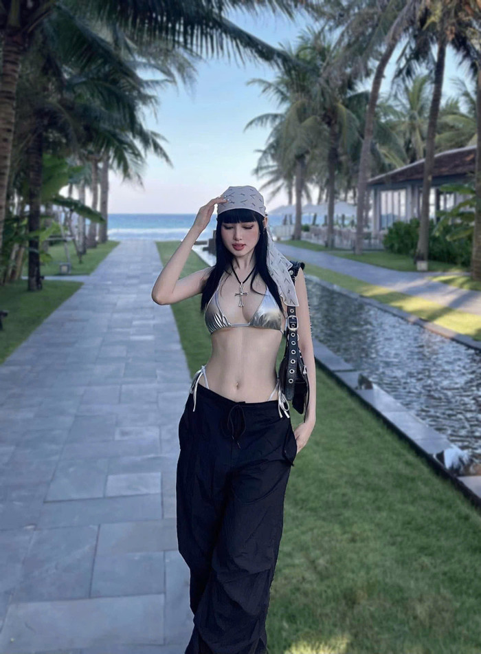 Tâm Tít tạo điểm nhấn khi mix chiếc khăn cực phong cách cùng tone style cá tính, trẻ trung. Người đẹp sinh năm 1989 khoe cận làn da trắng sáng, vòng một căng đầy cùng eo con kiến không chút mỡ thừa dù đã là 'mẹ hai con'. 