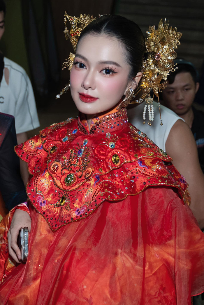 Sao nữ Đi Giữa Trời Rực Rỡ từng được khuyên đi thi hoa hậu.