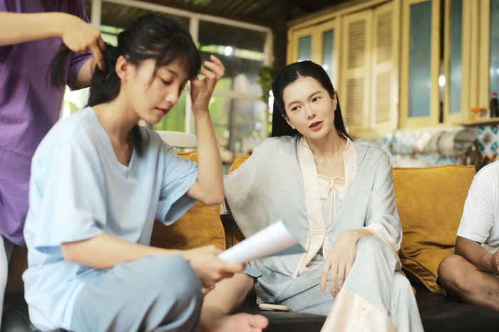 Hậu trường của Yên Đan và Thu Hà Ceri trong phim Đi Giữa Trời Rực Rỡ.