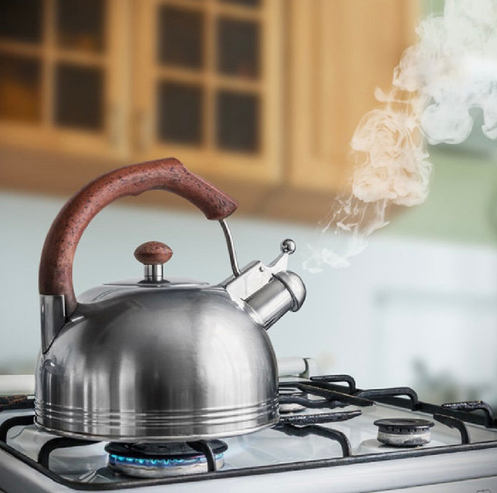 Uống nước tự đun sôi là một cách đơn giản và hiệu quả để giảm lượng vi nhựa hấp thụ vào cơ thể.