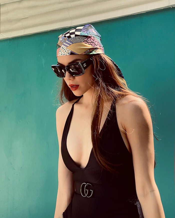 Trong cùng thương hiệu 'bạn thân', Hồ Ngọc Hà còn sở hữu mẫu bikini đen theo form dáng jumpsuit. Thiết kế này được siết chặt vòng eo với chiếc thắt lưng vải mềm mại. Được biết, nó được bán với mức giá khoảng 15 triệu đồng.