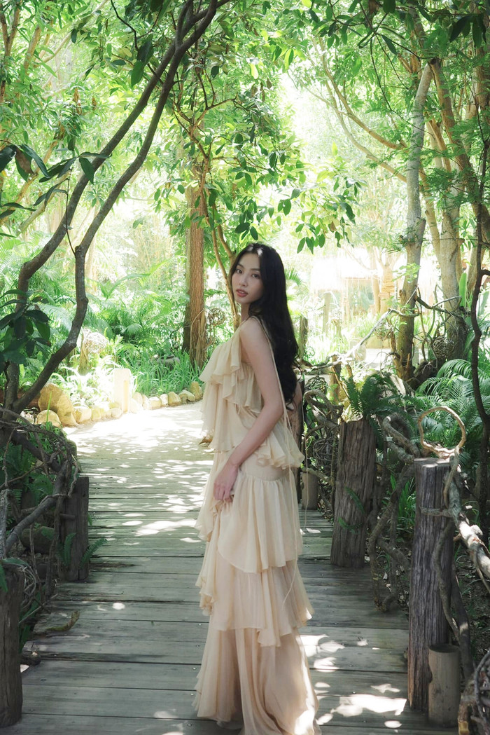 Hoa hậu Thùy Tiên khoe vẻ đep dịu dàng giữa tin đồn hẹn hò chồng cũ Xoài Non. Ảnh FBNV