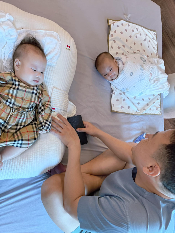 Gác lại công việc, Shark Bình vào vai 'bố bỉm', phụ giúp vợ chăm sóc các con cực khéo. 