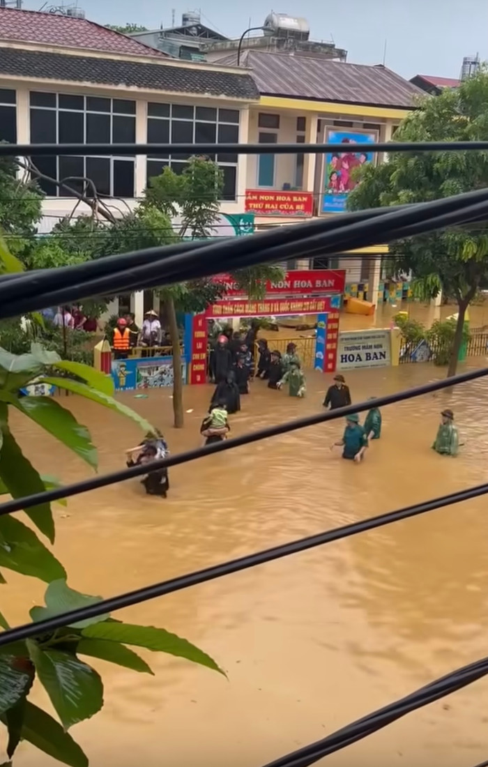 Tại các lớp học bị ngập lụt, lực lượng cứu hộ đã sử dụng xe chữa cháy và cứu nạn cứu hộ để tiếp cận và giải cứu các em nhỏ.
