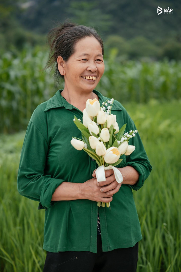 Bà Triệu Thị Lai - chủ nhân kênh Bà Sểnh Vlog sinh ra tại Tuyên Quang, là một người dân tộc Tày. 