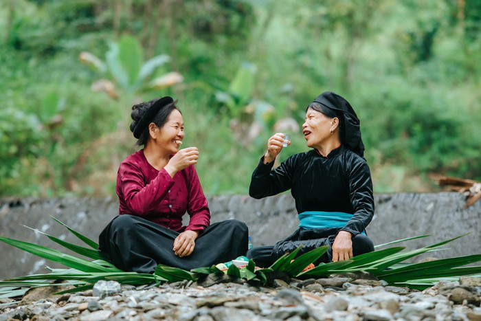 Mặc dù tuổi đã cao, bà và nhóm của mình vẫn khiến khán giả thích thú với những màn diễn xuất mộc mạc nhưng đầy cuốn hút.