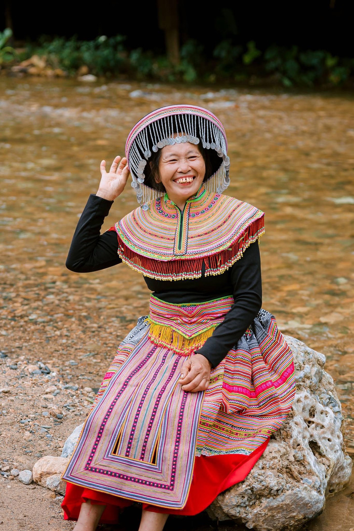 Hình ảnh Bà Sểnh Vlog cười tươi rạng rỡ trước đó khiến nhiều người xót xa.