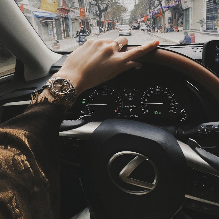 Bên cạnh đó, Bích Hạnh còn có xế hộp riêng như Porsche, Lexus. 