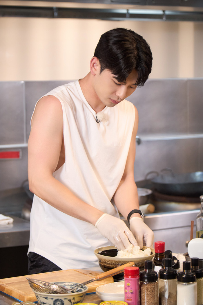 Minuk không được cô gái nào lựa chọn. Anh chàng nấu món kimbap. 