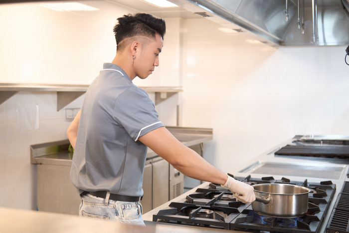 Người chơi nam trong thử thách nấu ăn.