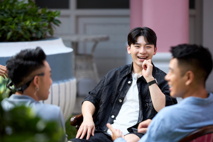 4 người chơi nam đến buổi gặp gỡ người chơi nữ mới.