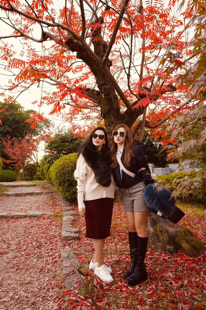 Nhìn bức ảnh của mẹ con Huyền Baby, dân mạng tấm tắc: “Người mẹ trẻ quá”, “2 mẹ con mà như 2 chị em luôn”, “Giống mẹ dữ vậy Huyền, như 2 giọt nước”.