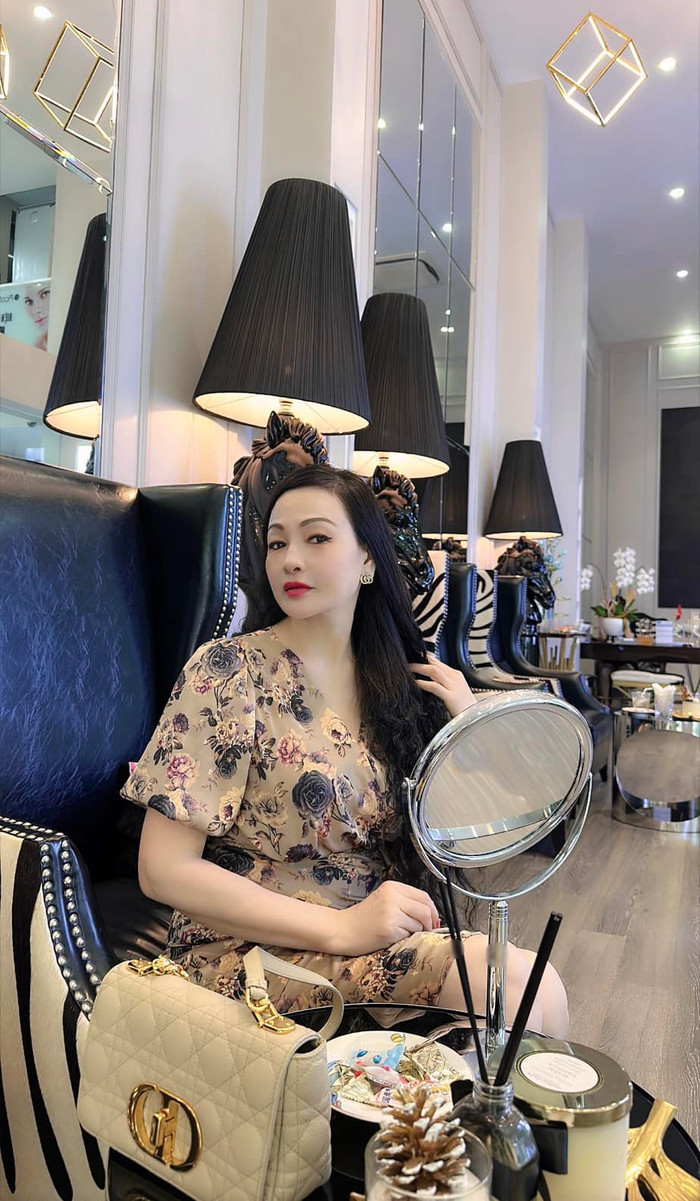 Bà Kim Hoa cũng có gu ăn mặc sành điệu và dùng hàng hiệu như con gái của mình.