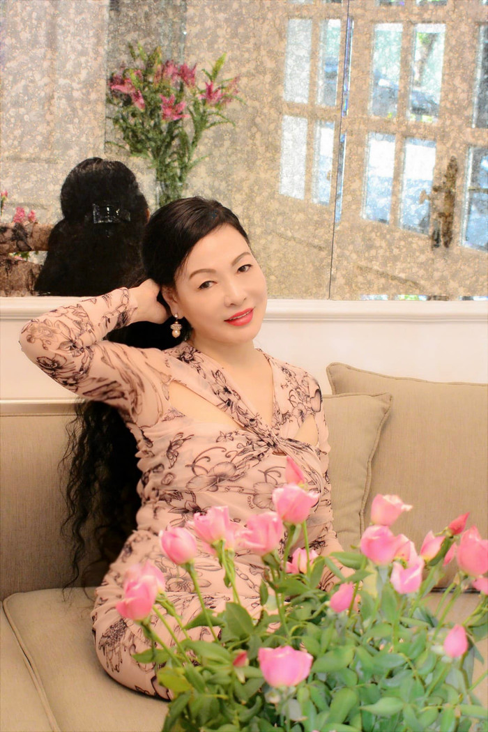 Nhiều người khen ngợi rằng bà không chỉ đẹp về ngoại hình mà còn có phong thái thanh lịch, tinh tế của một quý bà hiện đại.