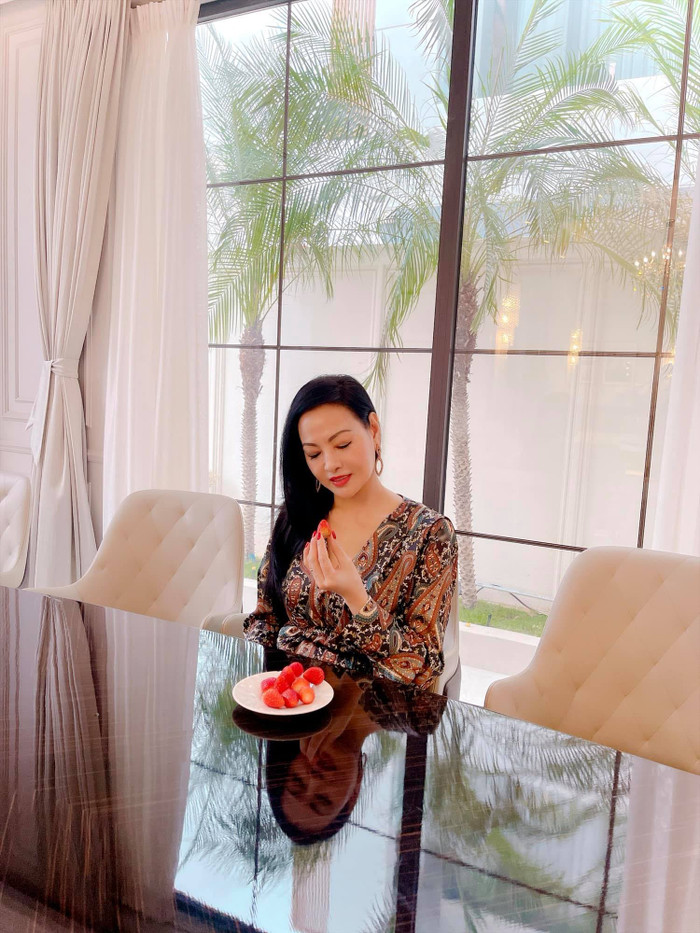 Dù mặc trang phục cầu kỳ hay đơn giản, bà luôn toát lên vẻ đẹp quý phái và đẳng cấp.