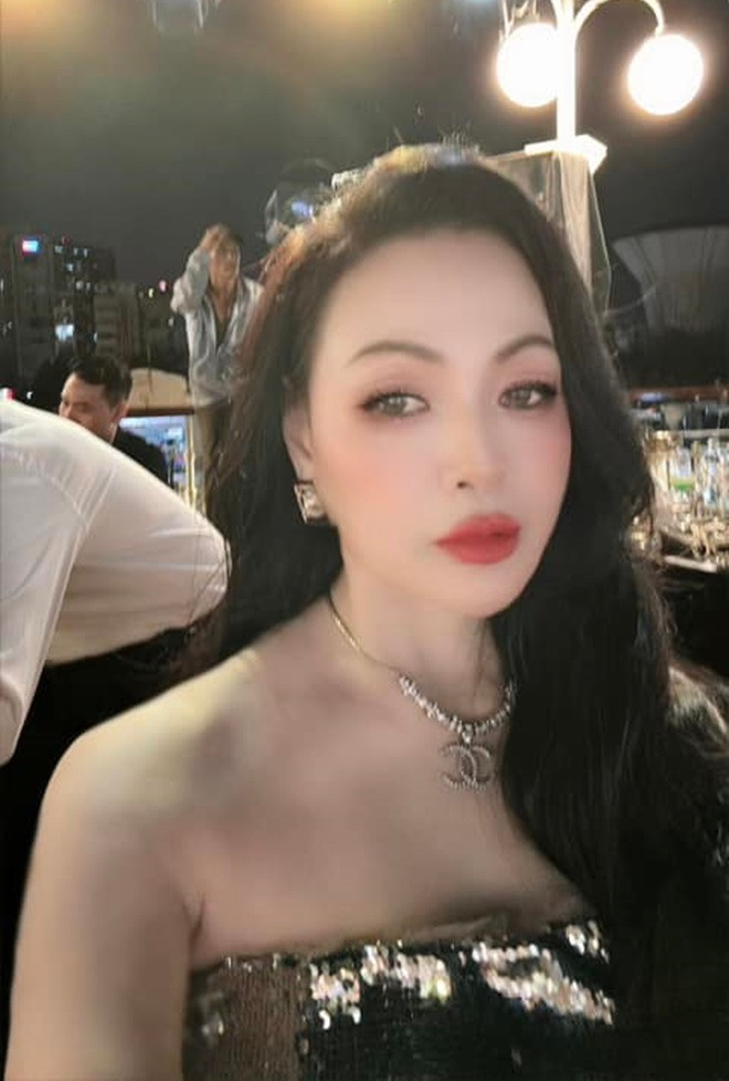 Bất cứ khi nào xuất hiện, bà cũng đều thu hút ánh nhìn với phong cách thời trang thanh lịch và thần thái cuốn hút. 