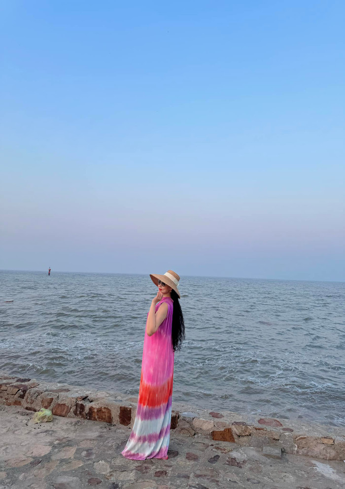 Điều đó không chỉ cho thấy cuộc sống thượng lưu mà còn minh chứng bà rất biết cách chăm sóc bản thân để duy trì vẻ tươi trẻ qua thời gian.