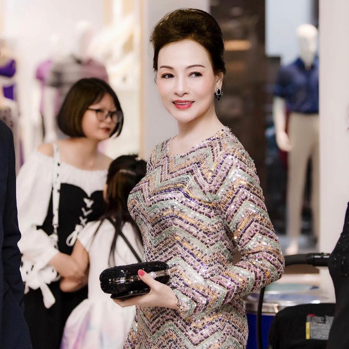 Phong cách thời trang của mẹ Huyền Baby cũng là điểm khiến nhiều người chú ý.