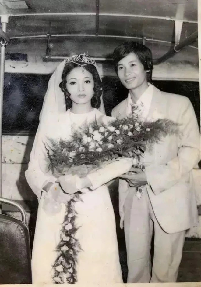 Ảnh cưới của bố mẹ Huyền Baby từng 'gây sốt' cộng đồng mạng vì diện mạo cực phẩm.