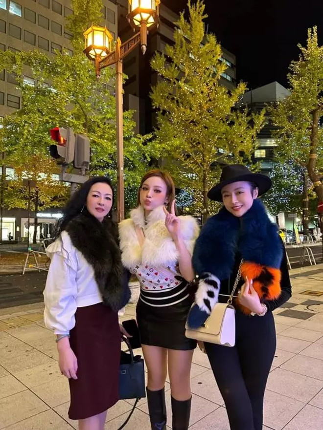 Bà Kim Hoa trông như chị em khi đứng cạnh các cô con gái của mình.