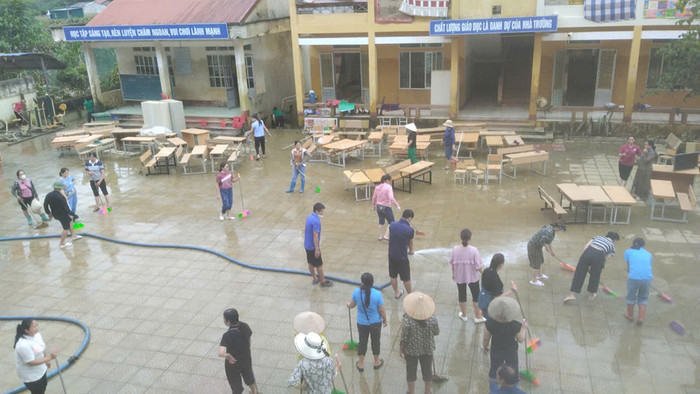 Thầy cô giáo và người dân dọn dẹp nhà trường sau trận ngập nặng