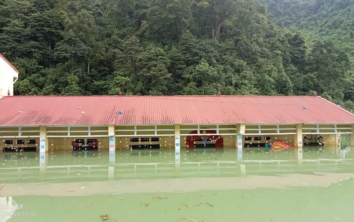 Tin vui đến với thầy hiệu trưởng bơi vào trường sau trận ngập nặng Ảnh 2