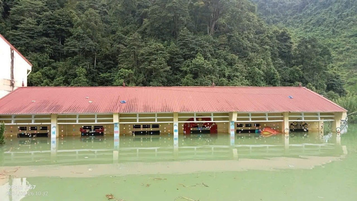 Nước dâng cao khiến trường bị ngập nặng