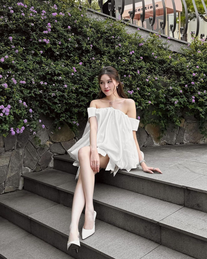 'MC 3000 chữ' Thanh Thanh Huyền khoe nhan sắc trong trẻo tựa công chúa trong bộ váy trễ vai bồng bềnh, form ngắn. Cùng với đó, nữ MC chọn phong cách trang didemr nhẹ nhàng, tóc tém gọn phía sau. Màn 'lên đồ' này tôn lên ưu điểm về 'bờ vai móc áo' cùng đôi chân dài thon, nuột nà của MC Thanh Thanh Huyền.