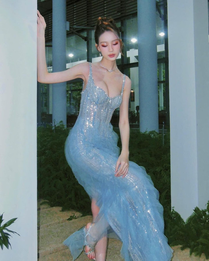 Hoa hậu Bảo Ngọc thần thái trong tạo hình nàng công chúa biển cả. Nàng hậu Cần Thơ diện mẫu váy dây mảnh trễ nải, xẻ cao tà và được tạo điểm nhấn bởi những lớp vải mịn bồng bềnh tựa sóng biển. Trong khoảnh khắc này, Hoa hậu Bảo Ngọc để lộ điểm khác thường. Vòng một của nàng hậu có sự thay đổi kích thước, bất ngờ căng tròn, đẫy đà hơn so với thời điểm mới đăng quang khiến công chúng đặt nhiều nghi vấn.