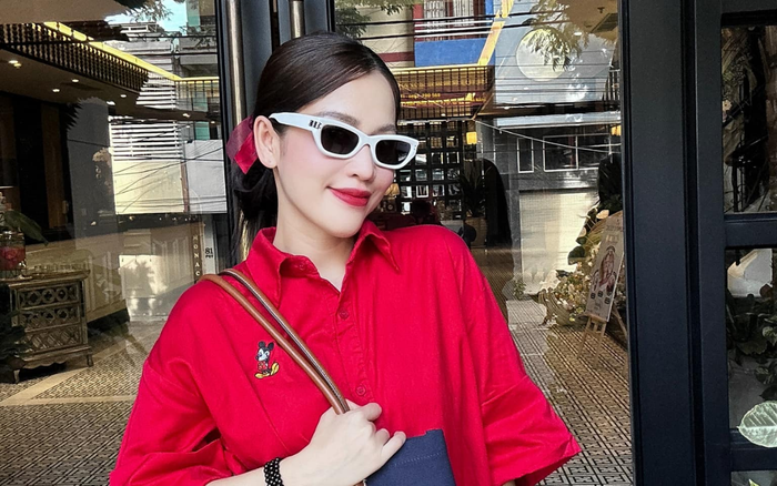 Puka chăm mặc đồ rộng, lấy tay hoặc lấy túi xách che đi vòng hai. Ảnh: FBNV