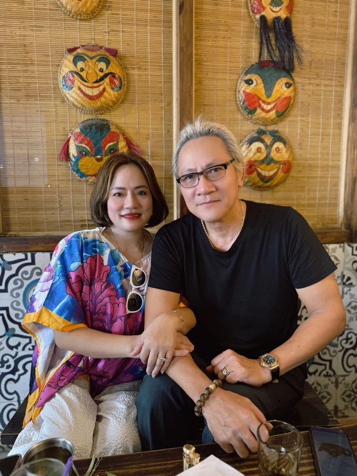 'Tôi có 4 đứa con thì 2 đứa phải nhờ bạn chở vợ đi đẻ vì bận quay phim ở vùng rừng núi'