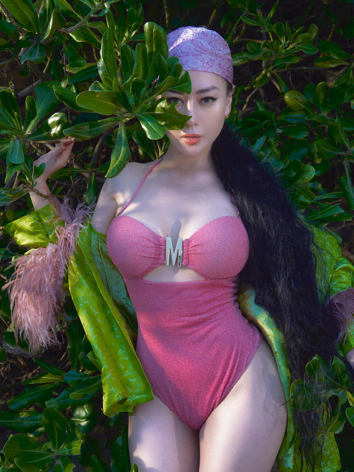 Phương Oanh còn sở hữu thiết kế bikini dây mảnh, form dáng jumpsuit khác mang tông màu hồng kim tuyến ngọt ngào. Thiết kế này mang chất liệu mềm mại, ôm sát tôn lên vóc dáng nóng bỏng của nữ diễn viên. Đây là thiết kế của 'nhà mốt' khác đến từ Ý và được bán với mức giá hơn 7 triệu đồng.