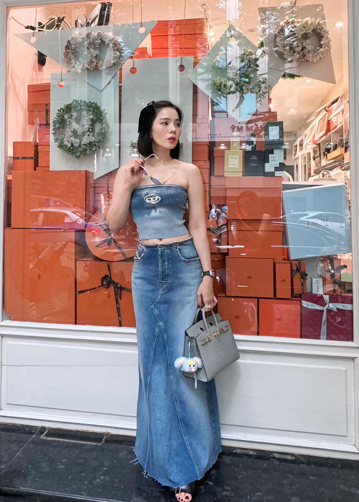 Lệ Quyên không chỉ nổi tiếng với giọng hát thuộc hàng top Việt Nam, cô còn gây ấn tượng mạnh mẽ trong lĩnh vực thời trang. Gần đây,  Lệ Quyên tích cực lăng xê phong cách khoe vòng eo 59cm. Loạt item này đã giúp Lệ Quyên nhận về rất nhiều lời khen ngợi từ cộng đồng mạng.