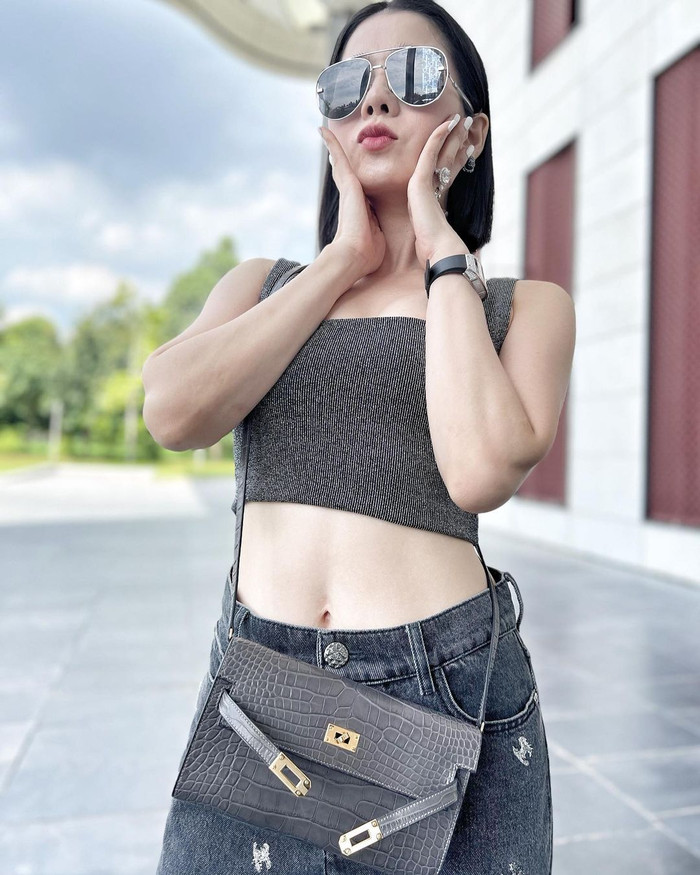 Trên trang cá nhân, Lệ Quyên thường xuyên đăng tải hình ảnh quyến rũ với phong cách khoe eo. Đặc biệt Lệ Quyên còn khéo léo khi kết hợp cùng những chiếc túi hiệu đắt đỏ.