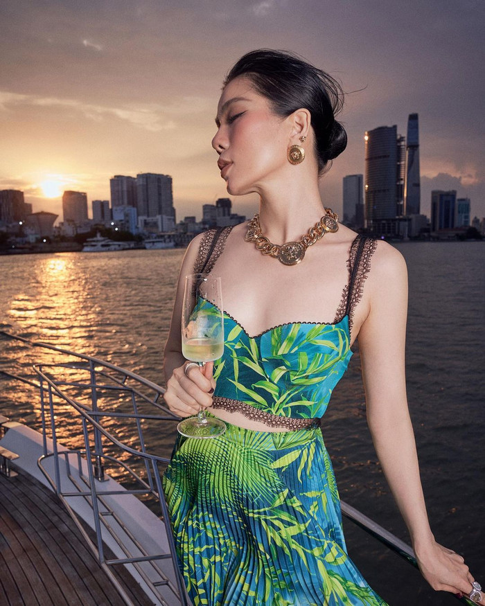 Khi diện những bộ trang phục khoe eo, Lệ Quyên toát lên vẻ đẹp sắc sảo, trẻ trung và đầy sức sống. Vòng eo 59cm của Lệ Quyên không chỉ là điểm nhấn giúp tôn lên sự quyến rũ, mà còn làm nổi bật vóc dáng thon gọn và cân đối. 