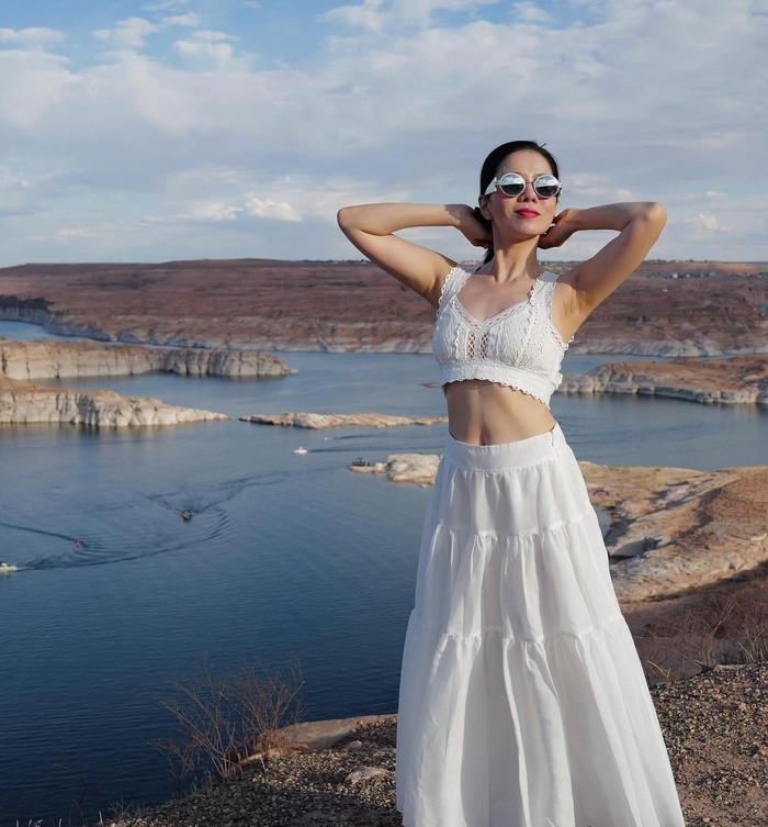 Phong cách khoe eo của Lệ Quyên không chỉ đơn thuần là một xu hướng thời trang, mà còn là minh chứng cho sự nỗ lực và quyết tâm của nữ ca sĩ trong việc duy trì và phát triển hình ảnh cá nhân.