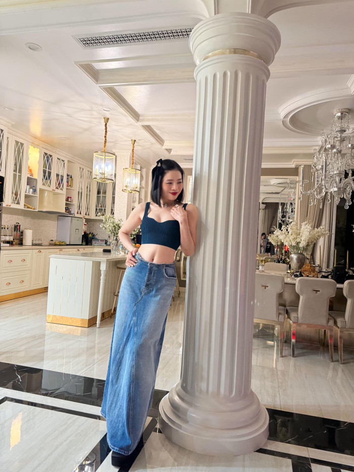 Sở hữu vòng eo 'con kiến' hiếm có, Lệ Quyên ưu tiên lựa chọn những trang phục giúp tôn vinh điểm mạnh này. Các bộ trang phục của Lệ Quyên đa phần là những chiếc áo croptop với đa dạng kiểu dáng, từ thiết kế tối giản đến cầu kỳ, kết hợp cùng chân váy hoặc quần cạp cao. 