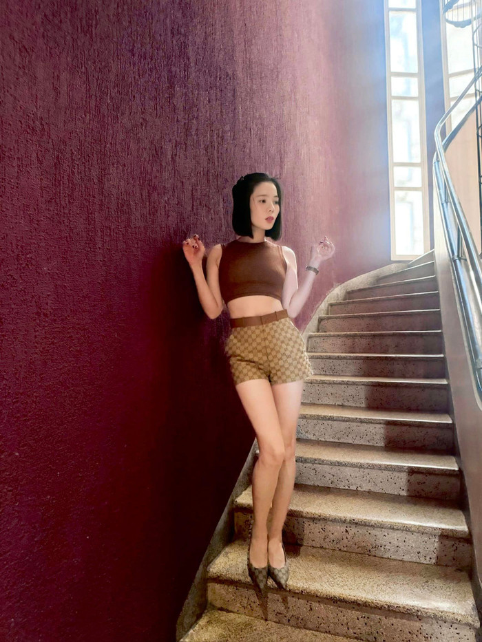 Để sở hữu vòng eo lý tưởng này, Lệ Quyên đã phải trải qua một quá trình tập luyện nghiêm ngặt và kiên trì. Trong nhiều năm trở lại đây, Lệ Quyên đã duy trì thói quen tập gym và thể dục đều đặn mỗi ngày. Cô đặc biệt chuộng các bài tập cardio đốt mỡ toàn thân, giúp duy trì số đo cơ thể lý tưởng 86-58-91 cm. Nhờ nỗ lực không ngừng nghỉ, giờ đây, Lệ Quyên không chỉ có một thân hình đáng mơ ước, mà còn có thể tự tin diện những trang phục khoe eo một cách hoàn hảo.