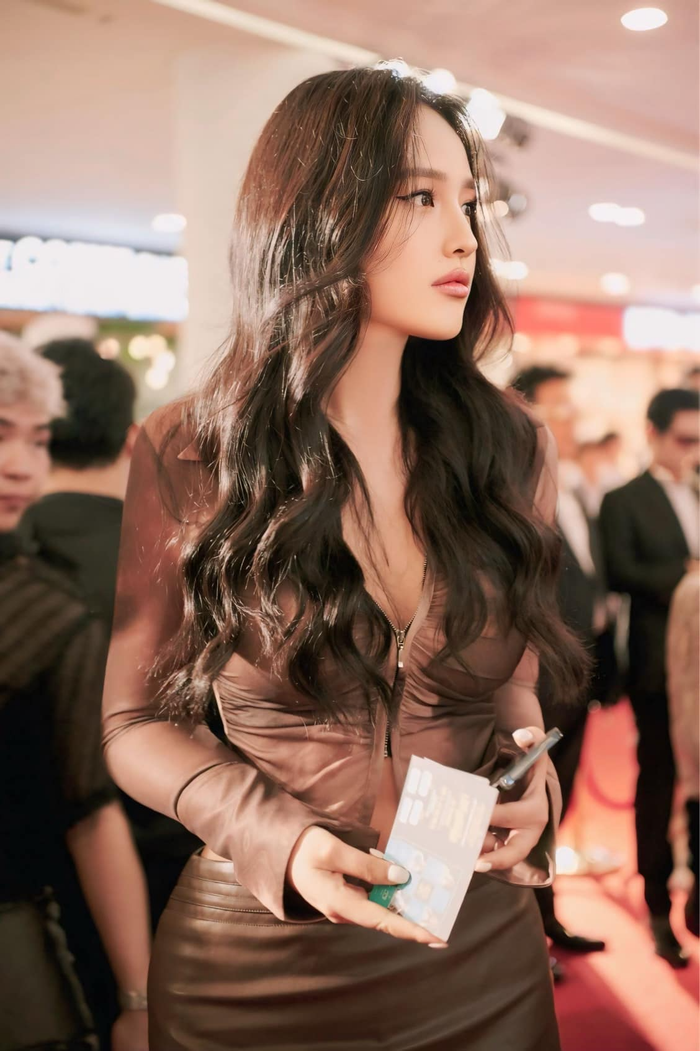 Có kinh tế ổn định, Mai Phương Thúy không hoạt động showbiz sôi nổi. Cô chỉ tham dự những sự kiện thật sự cần thiết và thường né tránh ống kính. 