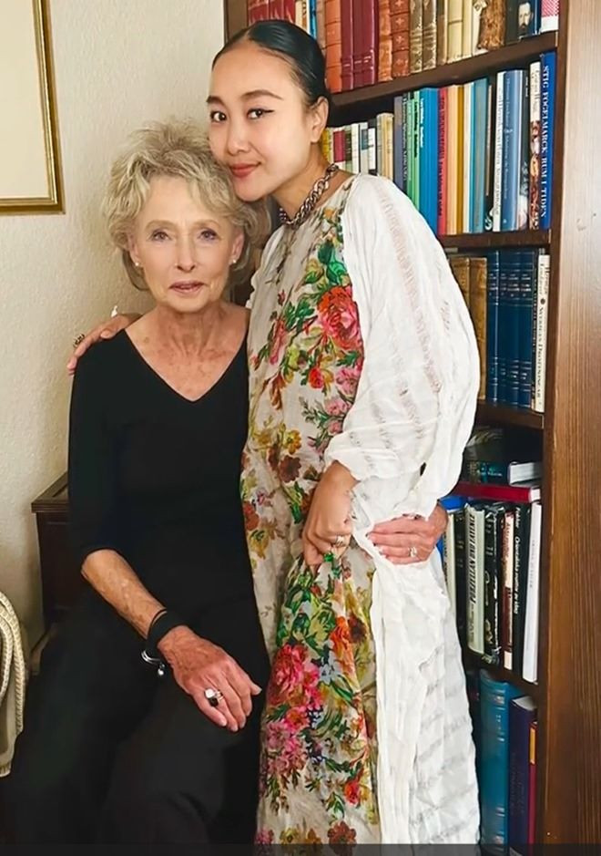 Đoan Trang cho biết mẹ chồng sống một cuộc sống như lúc bà 30.