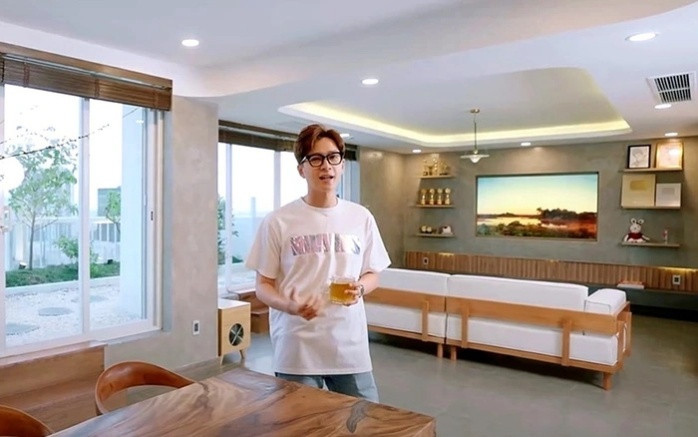 Căn hộ này có cấu trúc 3 tầng, nằm ở quận 7, TP.HCM và được nam ca sĩ mua cách đây khoảng 3 năm. 