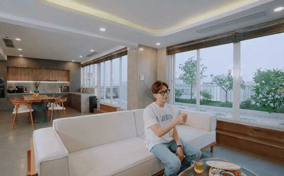 Suốt nhiều năm hoạt động nghệ thuật như vậy, đến nay, Ngô Kiến Huy đã đạt được nhiều thành tựu đáng ngưỡng mộ. Bên cạnh đó, anh cũng sở hữu khối tài sản 'không phải dạng vừa', trong đó phải kể đến căn penhouse rộng khoảng 270m2.