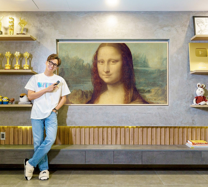 Cũng theo Ngô Kiến Huy, phòng khách được anh thiết kế để trưng bày các giải thưởng anh đạt được trong quá trình làm nghề; đồng thời là nơi tiếp đón bạn bè và người thân đến chơi nhà.