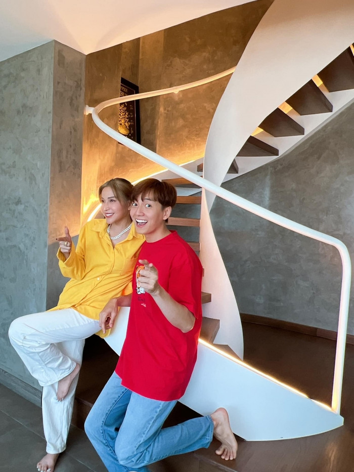 Trong một lần trò chuyện vào năm 2022, Ninh Dương Lan Ngọc - người bạn rất thân với Ngô Kiến Huy tiết lộ, căn penhouse hiện đại này của Ngô Kiến Huy trị giá hơn 20 tỷ đồng.