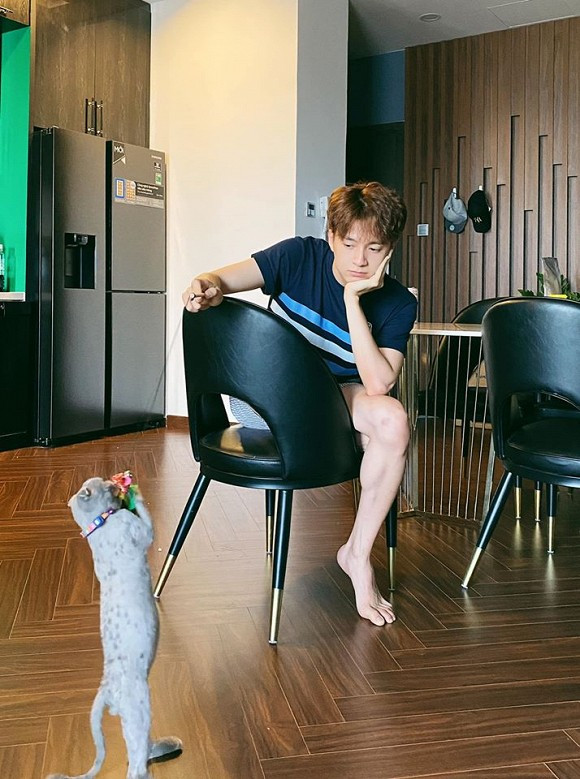 Trước đó, trong một video, Ngô Kiến Huy từng chia sẻ về cơ ngơi của mình: “Nhà tôi có 3 tầng với diện tích sử dụng khoảng 270m2. Căn hộ có 2 phòng ngủ, 1 phòng thu, nhà kho, phòng gym và phòng thờ”