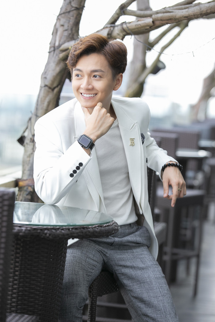 Ngô Kiến Huy sinh năm 1988, năm nay 36 tuổi. Tính đến tại, Ngô Kiến Huy đã trải qua 20 năm hoạt động nghệ thuật với nhiều vai trò khác nhau như ca sĩ, diễn viên, MC...