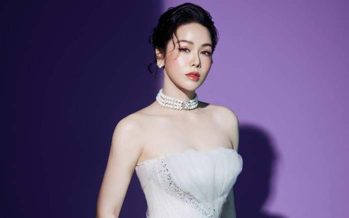 Nhật Kim Anh diện váy trễ nải khoe đôi gò bồng đảo căng tràn Ảnh 2