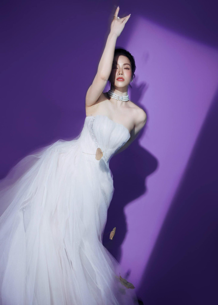 Nhật Kim Anh diện váy trễ nải khoe đôi gò bồng đảo căng tràn Ảnh 3