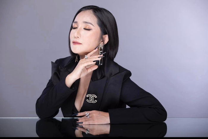 Cát Tường thường xuyên khoe những hình ảnh hở bạo ở tuổi U50.