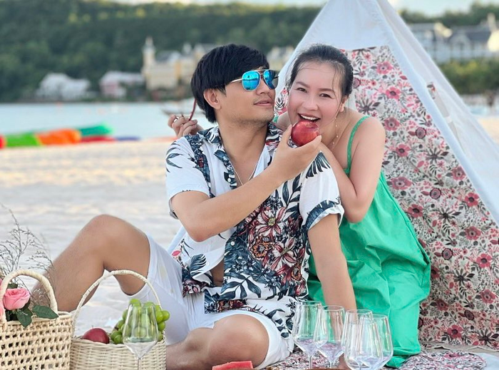 Dù lệch tuổi, Quý Bình và bà xã không ngần ngại khoe những khoảnh khắc thân mật, ngọt ngào lên mạng xã hội.